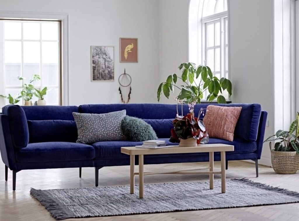 Comment intégrer un canapé bleu marine dans votre décoration intérieure ?