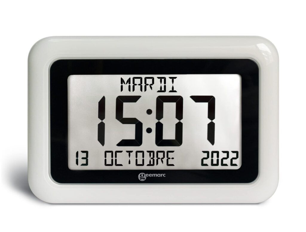 gros plan sur une horloge numérique affichant la date et l'heure pour illustrer la notion de minutes dans une année
