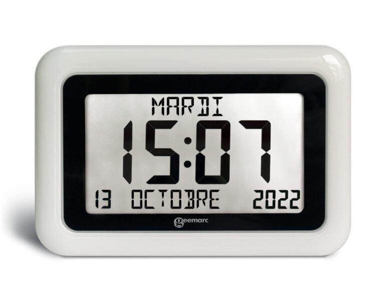 gros plan sur une horloge numérique affichant la date et l'heure pour illustrer la notion de minutes dans une année