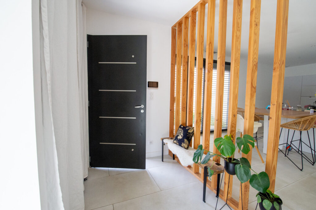 Comment utiliser une photo pour marquer la séparation entre l’entrée et le salon ?